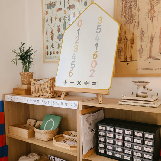 Thuis met de kinderen rekenen inoefenen: gebruik van educatieve magneten.