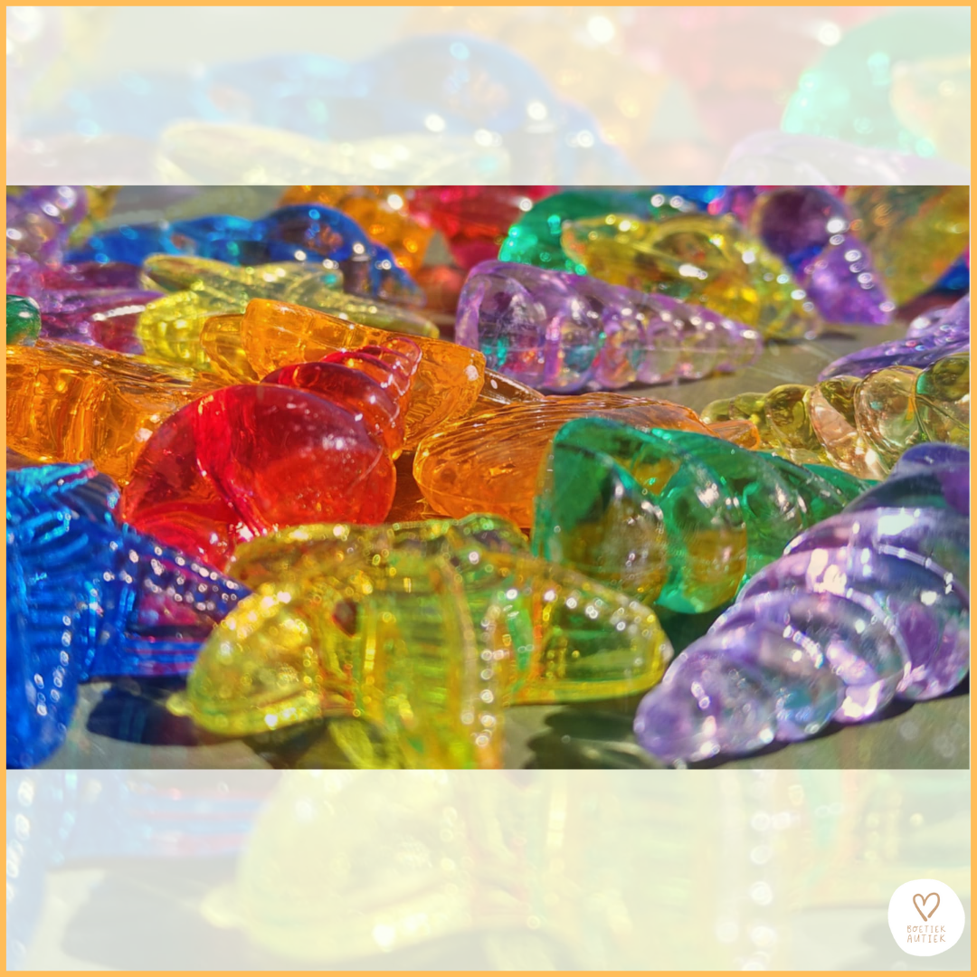 Doorschijnende gekleurde schelpen.