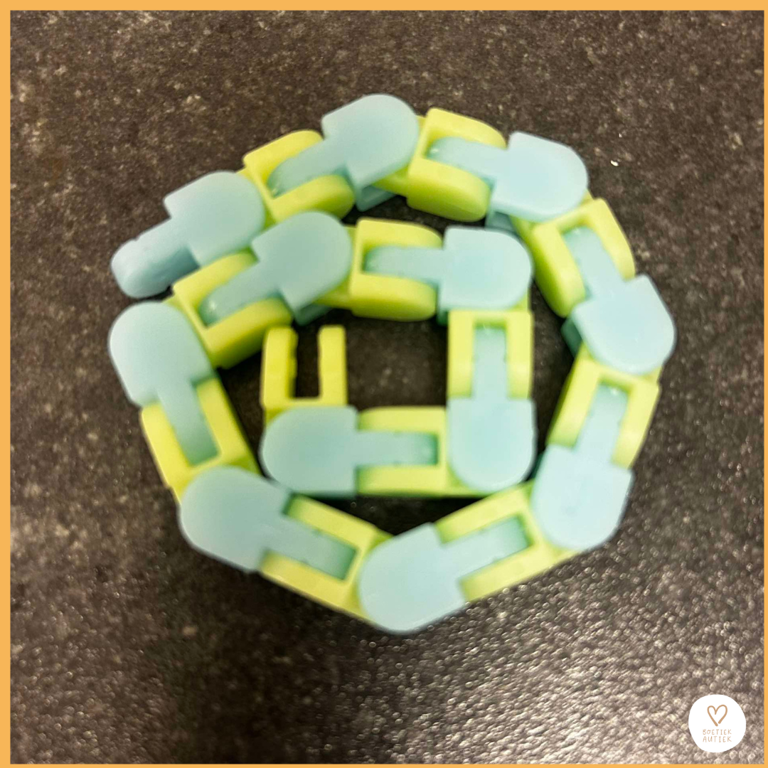Fidget slang voor friemelhandjes.