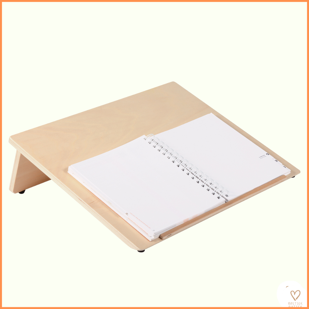 Ergonomische schrijftafel met hellend oppervlak.