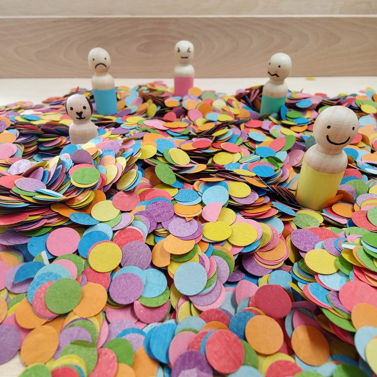 Houten speel-en opbergdoos in hout met deksel. (hoogte doos 6,3 cm)