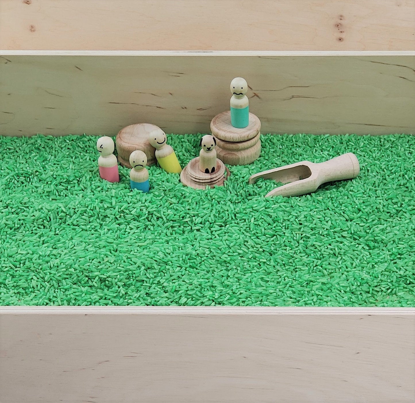 Houten speel-en opbergdoos in hout met deksel. (hoogte doos 9.9 cm)