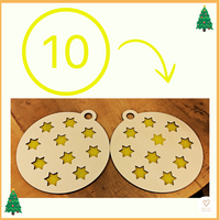 Prachtige houten kerstbal met gouden sterren!