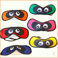Blinddoeken met extra neusklepje, zodat je er niet onder kan kijken :) .