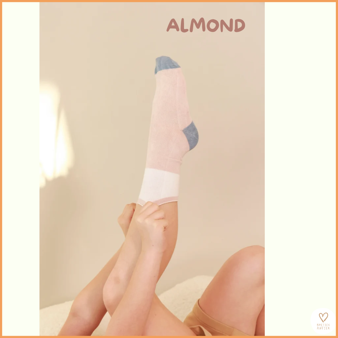 Prikkelarme, naadloze sokken . ALMOND (27-46)