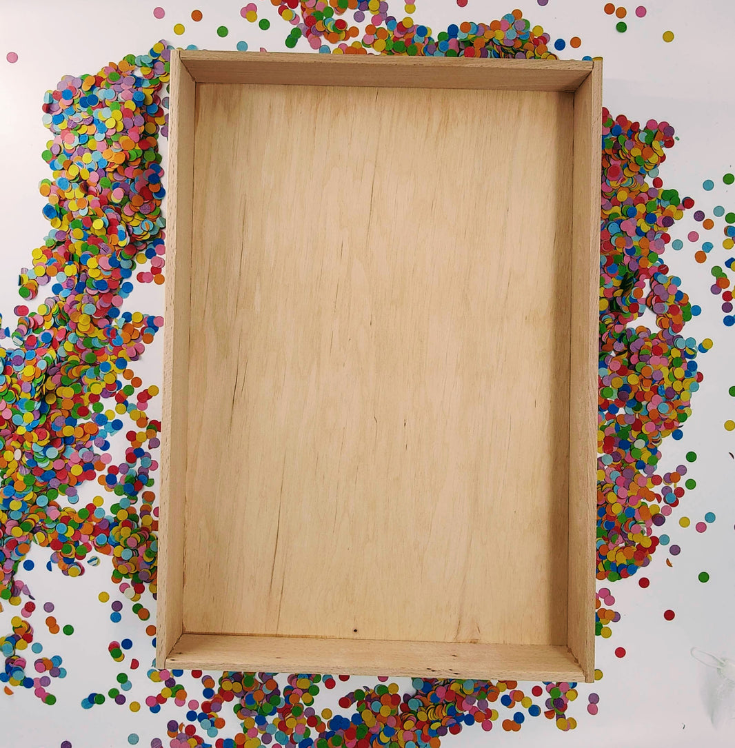 Houten speel-en opbergdoos in hout met deksel. (hoogte doos 6,3 cm)
