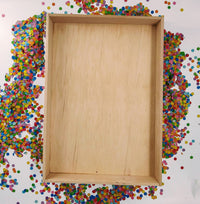 Houten speel-en opbergdoos in hout met deksel. (hoogte doos 6,3 cm)