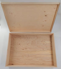 Houten speel-en opbergdoos in hout met deksel. (hoogte doos 9.9 cm)