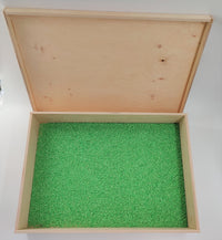 Houten speel-en opbergdoos in hout met deksel. (hoogte doos 9.9 cm)
