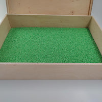 Houten speel-en opbergdoos in hout met deksel. (hoogte doos 9.9 cm)
