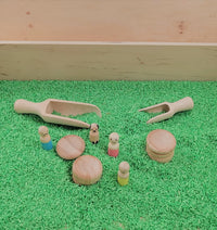 Houten speel-en opbergdoos in hout met deksel. (hoogte doos 9.9 cm)