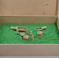 Houten speel-en opbergdoos in hout met deksel. (hoogte doos 9.9 cm)