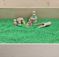 Houten speel-en opbergdoos in hout met deksel. (hoogte doos 9.9 cm)