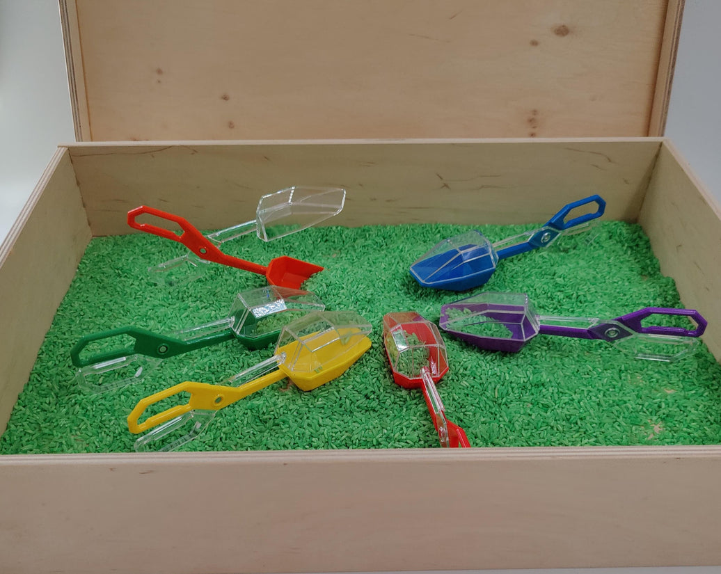 Houten speel-en opbergdoos in hout met deksel. (hoogte doos 9.9 cm)