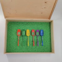 Houten speel-en opbergdoos in hout met deksel. (hoogte doos 9.9 cm)